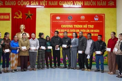 Đại biểu trao quà Tết cho các hộ đồng bào ở xã Kim Ngân, tỉnh Quảng Trị. (Ảnh: NH)