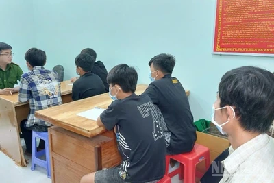 Nhóm thiếu niên vi phạm pháp luật tại Công an xã Hiệp Đức, tỉnh Đồng Tháp.