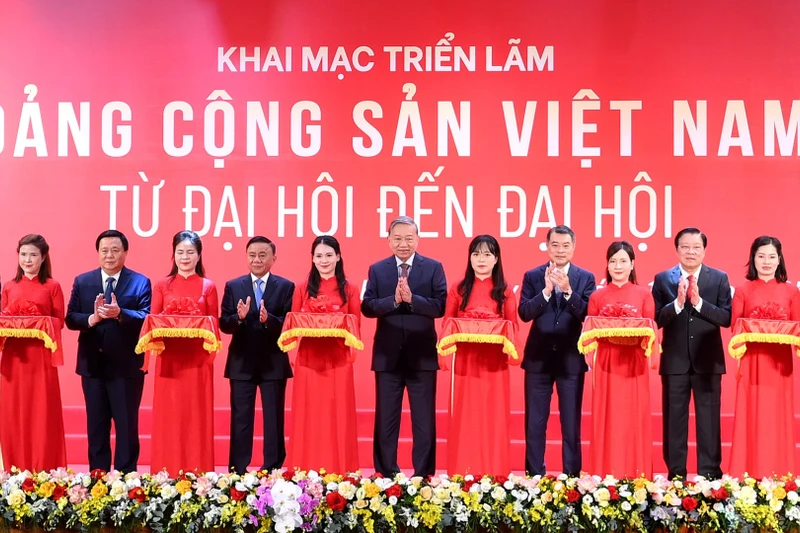Tổng Bí thư Tô Lâm và các đồng chí lãnh đạo Đảng, Nhà nước cắt băng khai mạc Triển lãm “Đảng Cộng sản Việt Nam-Từ Đại hội đến Đại hội”. (Ảnh ĐĂNG KHOA)