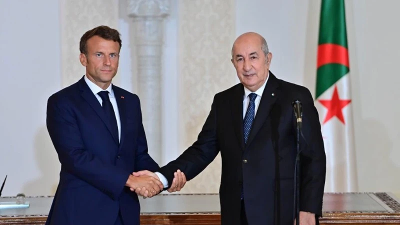 Tổng thống Algeria Abdelmadjid Tebboune bắt tay Tổng thống Pháp Emmanuel Macron tại lễ ký kết diễn ra ở thủ đô Algiers, Algeria, ngày 27/8/2022. (Ảnh: Tân Hoa xã)