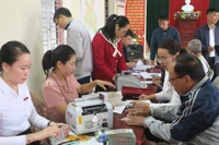 Xã Kiến Hải (Hải Phòng) phối hợp Ban Quản lý dự án khu vực Kiến Thụy tổ chức chi trả kinh phí giải phóng mặt bằng phục vụ Dự án đầu tư xây dựng tuyến đường sắt Lào Cai-Hà Nội-Hải Phòng. (Ảnh: HỒNG NHUNG)