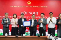 Ủy ban Bầu cử thành phố Hải Phòng vừa tổ chức hội nghị bàn giao hồ sơ người ứng cử đại biểu Quốc hội khóa XVI và đại biểu Hội đồng nhân dân thành phố nhiệm kỳ 2026-2031 cho Ban Thường trực Ủy ban Mặt trận Tổ quốc Việt Nam thành phố Hải Phòng.