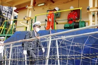 Cán bộ, nhân viên Trung tâm Kiểm dịch y tế quốc tế (Sở Y tế Hải Phòng) tăng cường công tác kiểm soát dịch bệnh tại các tàu quốc tế đến Hải Phòng. (Ảnh: HOÀNG HUẾ)