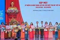 Các đồng chí lãnh đạo thành phố Hải Phòng chúc mừng, biểu dương cán bộ nữ, cán bộ Hội phụ nữ Hải Phòng tại buổi gặp mặt.