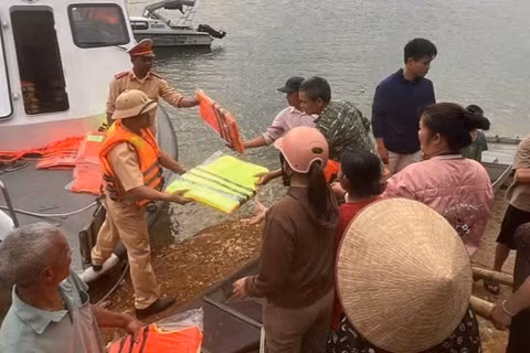 Đội Cảnh sát giao thông đường thủy số 3 - Phòng Cảnh sát giao thông tỉnh Phú Thọ (PC08) đã phát tặng áo phao cho bà con vực lòng hồ Hòa Bình.