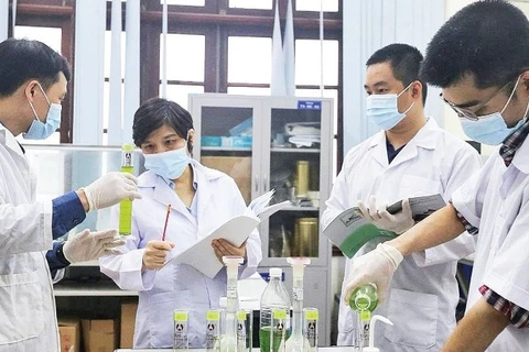 Giáo sư, Tiến sĩ Vũ Thị Thu Hà cùng nhóm nghiên cứu tại Phòng thí nghiệm trọng điểm Công nghệ Lọc, Hóa dầu.