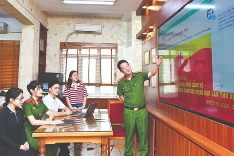 Cán bộ, giảng viên, học viên Học viện Cảnh sát nhân dân ứng dụng công nghệ AI trong công tác tư vấn, tuyển sinh. (Ảnh: THẾ ĐẠI)