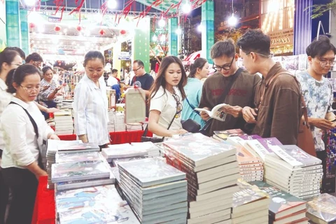 Lễ hội Đường sách Tết Bính Ngọ 2026 thu hút nhiều độc giả trẻ. (Ảnh: THÚY BÌNH)