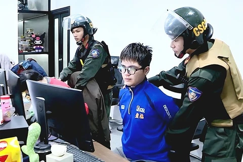 Cảnh sát đột kích vào trụ sở Xôi lạc TV. (Ảnh: NGUYỄN HẢI)