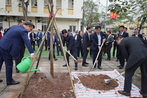 Lãnh đạo Sở Y tế và các đơn vị y tế trên địa bàn thành phố Hà Nội trồng cây xanh trong khuôn viên Bệnh viện đa khoa Mê Linh (Sở Y tế Hà Nội) tại Lễ phát động Tết trồng cây “Đời đời nhớ ơn Bác Hồ”.