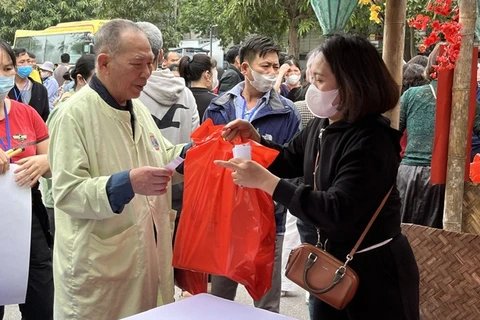 Bệnh nhân nhận các phần quà tại gian hàng khi tham gia "Hội chợ 0 đồng" do Bệnh viện K (Bộ Y tế) tổ chức.