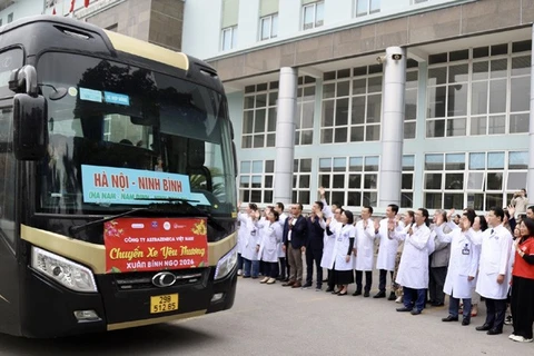 Lãnh đạo Bộ Y tế và các y, bác sĩ Bệnh viện K tiễn người bệnh, người nhà người bệnh về quê ăn Tết Nguyên đán Bính Ngọ.