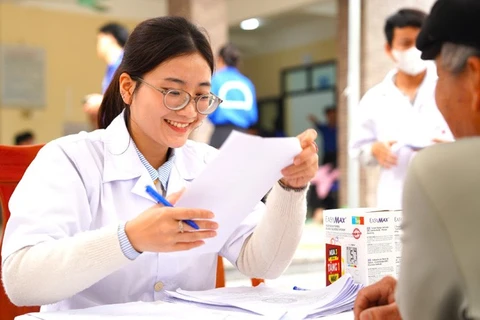 Đội ngũ Y, bác sĩ Học viện Y- Dược học cổ truyền Việt Nam và Bệnh viện Tuệ Tĩnh khám, tư vấn về sức khỏe cho người dân trên địa bàn xã Kiều Phú.