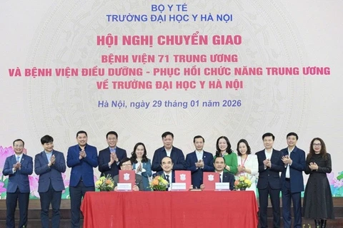 Lãnh đạo các đơn vị ký kết chuyển giao tại Hội nghị.