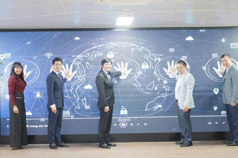 Lãnh đạo Sở Y tế và các đại biểu ấn nút ra mắt giao diện Trang điện tử chuyên ngành "Sức khỏe Thủ đô".