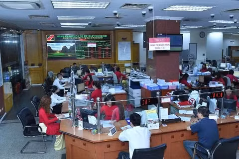 Khách hàng giao dịch tại Ngân hàng Agribank.
