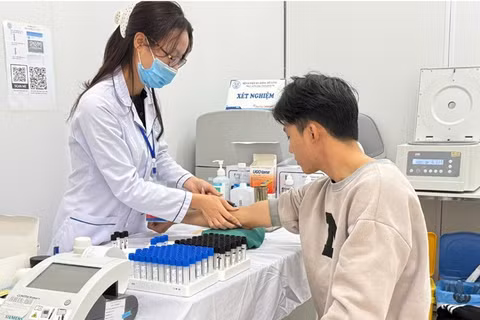 Cán bộ Bệnh viện đa khoa Mê Linh, Hà Nội lấy máu xét nghiệm cho người bệnh. (Ảnh nhandan.vn)