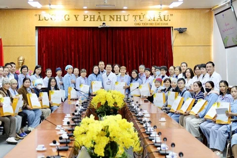 Lãnh đạo Bệnh viện K, các y, bác sĩ chụp ảnh lưu niệm với những người bệnh tại buổi gặp mặt.