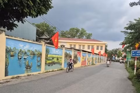 Những con đường bích họa sáng, xanh, sạch, đẹp tại xã Kiều Phú, Hà Nội. (Ảnh: THIỆN TÂM)