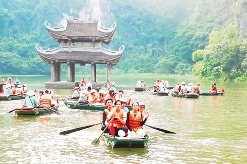 Khách du lịch tham quan quần thể danh thắng di tích Tràng An (Ninh Bình).