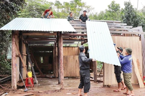 Các lực lượng chức năng tham gia sửa chữa nhà ở cho người dân tại xã Thượng Đức (thành phố Đà Nẵng).