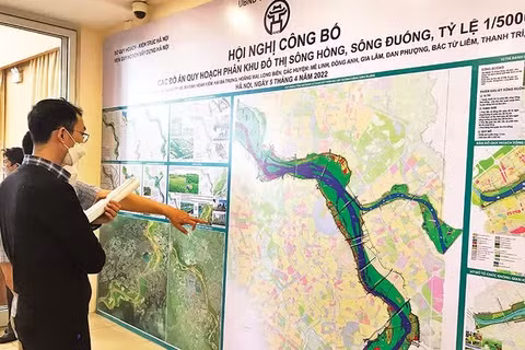 Người dân tìm hiểu Quy hoạch phân khu đô thị sông Hồng.