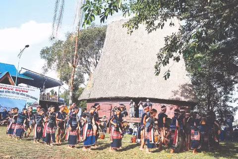 Chú thích ảnh: Nghi thức trình tấu cồng chiêng của người Gia Rai ở Tây Nguyên. (Ảnh: CÔNG ĐẠT)