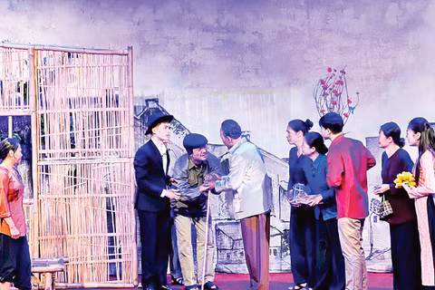 Cảnh trong vở kịch ngắn “Chuyện nhà chị Tín” của Nhà hát Kịch Việt Nam biểu diễn tại Bảo tàng Hồ Chí Minh. (Ảnh: THƯƠNG NGUYỄN)