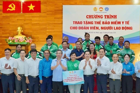 Lãnh đạo thành phố cùng các đại biểu trao thẻ Bảo hiểm y tế cho đoàn viên, người lao động. 