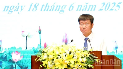 Bí thư Tỉnh ủy Yên Bái Trần Huy Tuấn chúc mừng các nhà báo tại buổi lễ. (Ảnh: THANH SƠN)
