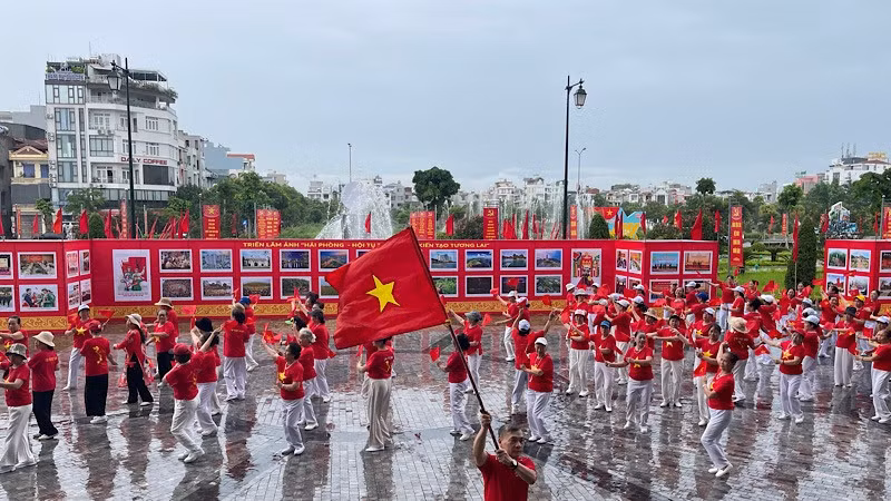 Đồng diễn ca khúc "Như có Bác Hồ trong ngày vui đại thắng" tại Trung tâm văn hóa Xứ Đông tại Lễ khai mạc triển lãm ảnh. 