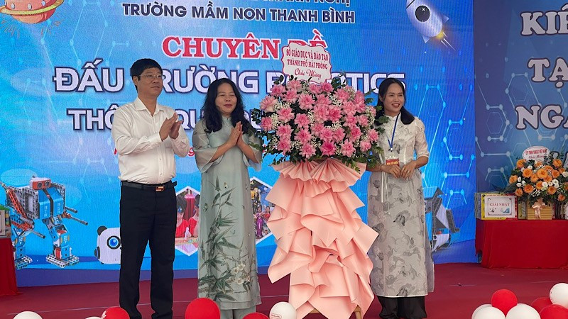 Lãnh đạo Sở Giáo dục và Đào tạo Hải Phòng tặng hoa Trường mầm non Thanh Bình.