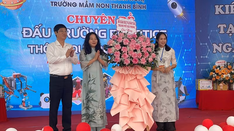Lãnh đạo Sở Giáo dục và Đào tạo Hải Phòng tặng hoa Trường mầm non Thanh Bình.