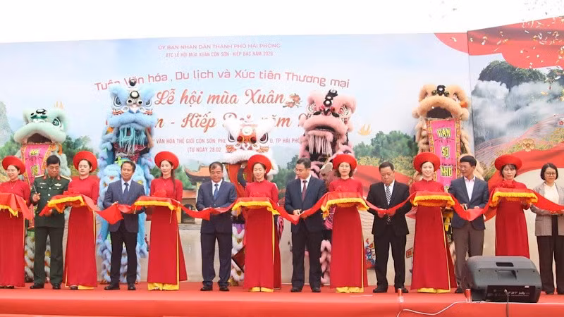 Cắt băng khai mạc Tuần Văn hóa, Du lịch và Xúc tiến thương mại.