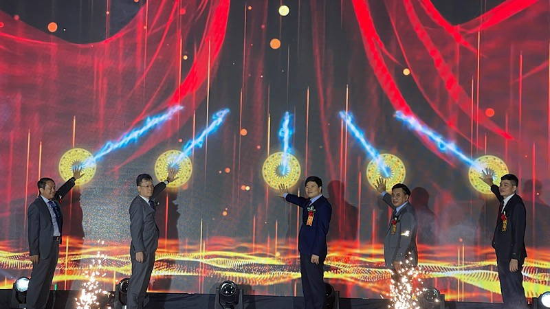 Các đại biểu nhấn nút khai mạc Hội chợ Công Thương vùng Đồng bằng sông Hồng-Hải Phòng 2025.