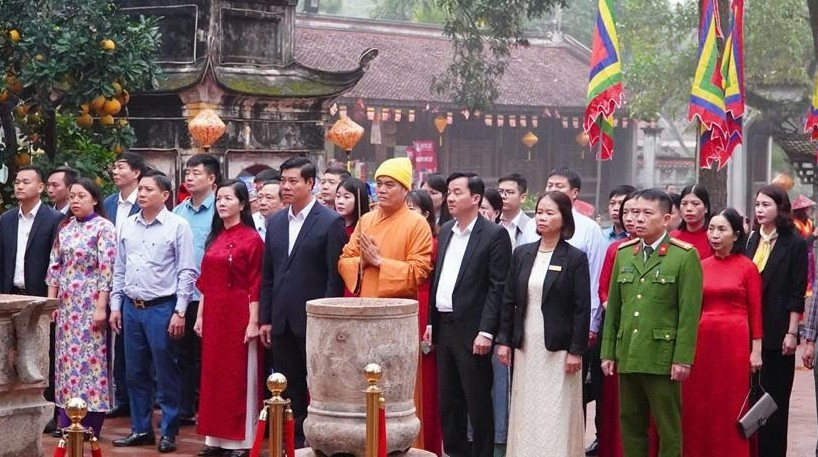 Ban tổ chức Lễ hội mùa Xuân Côn Sơn-Kiếp Bạc dâng hương tại chùa Côn Sơn.