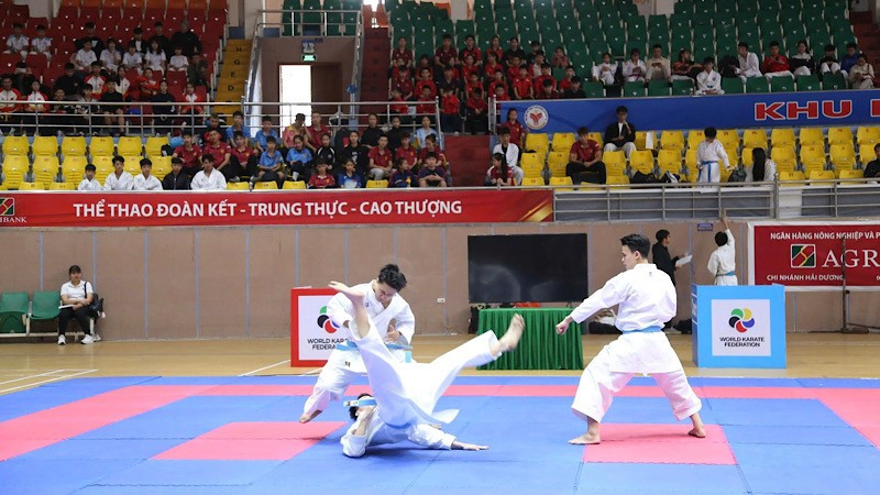 Các vận động viên quốc gia biểu diễn quyền tại Lễ khai mạc.