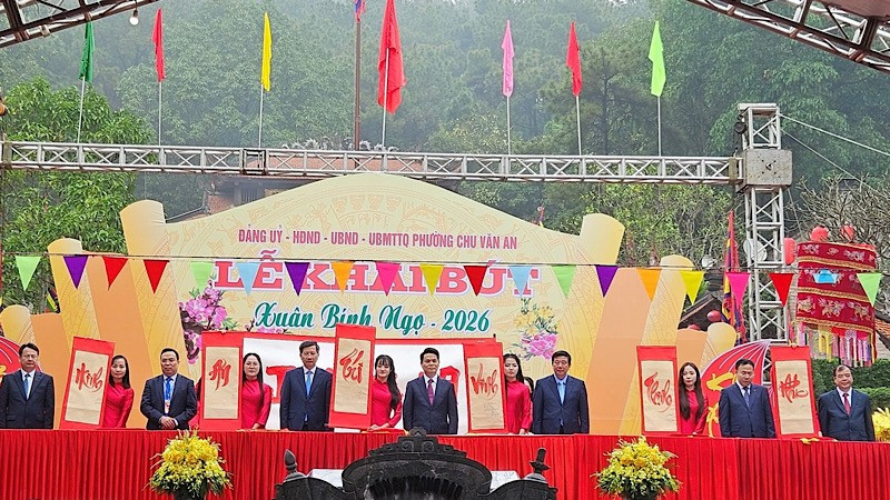 Lãnh đạo thành phố Hải Phòng khai bút đầu xuân tại đền thờ Chu Văn An.