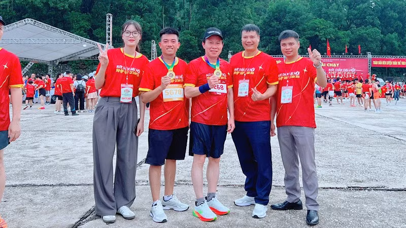 Bí thư Thành ủy Hải Phòng Lê Tiến Châu tham gia chạy cự ly 10 km tại Côn Sơn-Kiếp Bạc