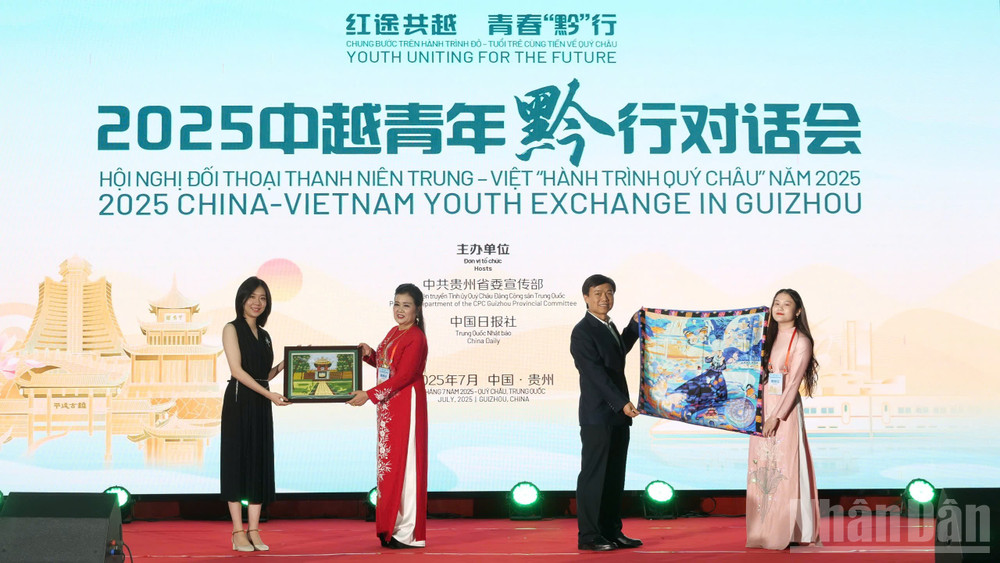 Trao quà lưu niệm tại Diễn đàn. ndo_br_gen-h-z6778617789592-126ddba313f861bd8a19b23a012249c2.jpg