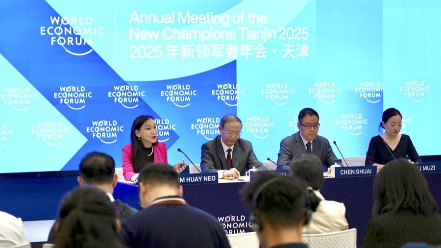 Họp báo về Hội nghị các nhà tiên phong của WEF. (Ảnh: Tân Hoa Xã)