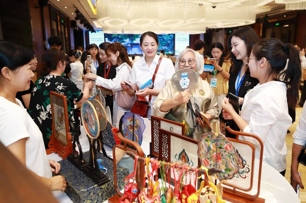 Các đại biểu trải nghiệm di sản văn hóa của địa phương. 250620-van-hoa-2.jpg