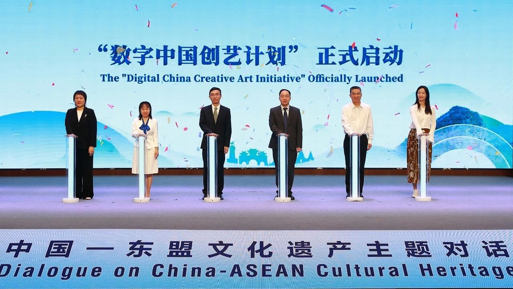 Các đại biểu khởi động chương trình hợp tác văn hóa số trong khuôn khổ Diễn đàn.
