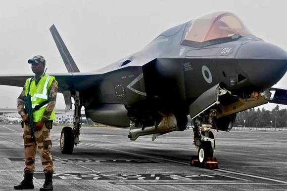 [Video] Điểm kỳ lạ trong sự cố tiêm kích F-35B của Anh mắc kẹt tại Ấn Độ 