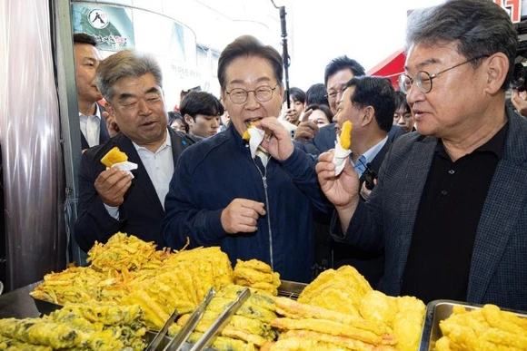 [Video] Lý do Hàn Quốc phát tiền miễn phí, khuyến khích người dân ra ngoài ăn hàng