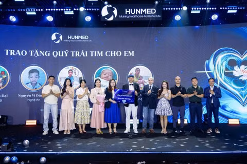 Trao tài trợ cho đại diện Chương trình "Trái tim cho em" để triển khai phẫu thuật miễn phí cho trẻ bị bệnh tim bẩm sinh.