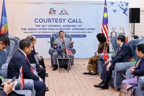 Chủ tịch Quốc hội Trần Thanh Mẫn cùng các Trưởng Đoàn Nghị viện thành viên AIPA chào xã giao Ngài Johari Abdul, Chủ tịch Hạ viện Malaysia-Chủ tịch AIPA-46. (Ảnh: TTXVN)