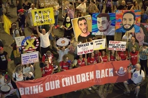 Khoảng 1.500 người tham dự cuộc biểu tình trước cổng đường Begin dẫn vào trụ sở Bộ Tổng tham mưu Lực lượng Phòng vệ Israel (IDF) tối 5/7. (Ảnh: THANH BÌNH/PV TTXVN tại Tel Aviv)