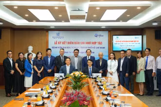 Đại diện Bệnh viện Đại học Y Dược TP Hồ Chí Minh và Pfizer Việt Nam ký kết Biên bản ghi nhớ
