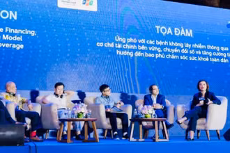 Các đại biểu tham gia phiên tọa đàm tại Diễn đàn “Đổi mới sáng tạo trong lĩnh vực y tế”